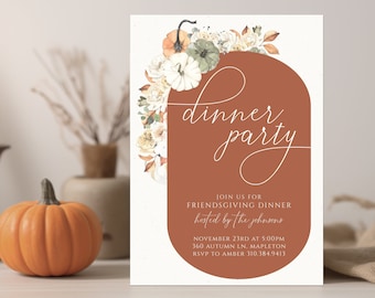 Puede incluir: Una invitación a una cena de Acción de Gracias con una ilustración de acuarela de calabazas y flores. La invitación está sobre un fondo marrón con texto blanco que dice "cena de fiesta" e incluye los detalles del evento: "Join us for Friendsgiving Dinner hosted by the Johnsons, November 23rd at 5:00pm, 360 Autumn Ln. Mapleton, RSVP to Amber 310.384.9413".