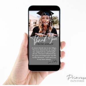 Puede incluir: Una tarjeta de agradecimiento de graduaci&oacute;n con una foto de una persona que lleva una gorra y una bata de graduaci&oacute;n. La tarjeta tiene un fondo gris con texto blanco que dice "Gracias de parte de Ashley". El texto contin&uacute;a con un mensaje de agradecimiento al pueblo de la persona por su apoyo y orientaci&oacute;n. La tarjeta se muestra en un tel&eacute;fono inteligente.