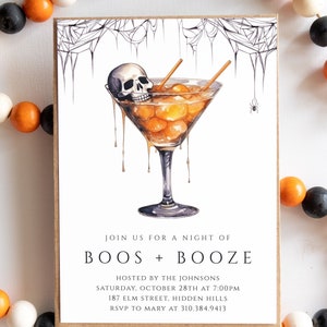 Pu&ograve; includere: Invito a una festa di Halloween con un'illustrazione di cocktail inquietante. Il cocktail &egrave; un bicchiere da martini con un teschio che galleggia al suo interno e ciliegie maraschino arancioni. Il testo recita "Join us for a night of boos + booze. Hosted by the Johnsons. Saturday, October 28th at 7:00pm. 187 Elm Street, Hidden Hills. RSVP to Mary at 310.384.9413"