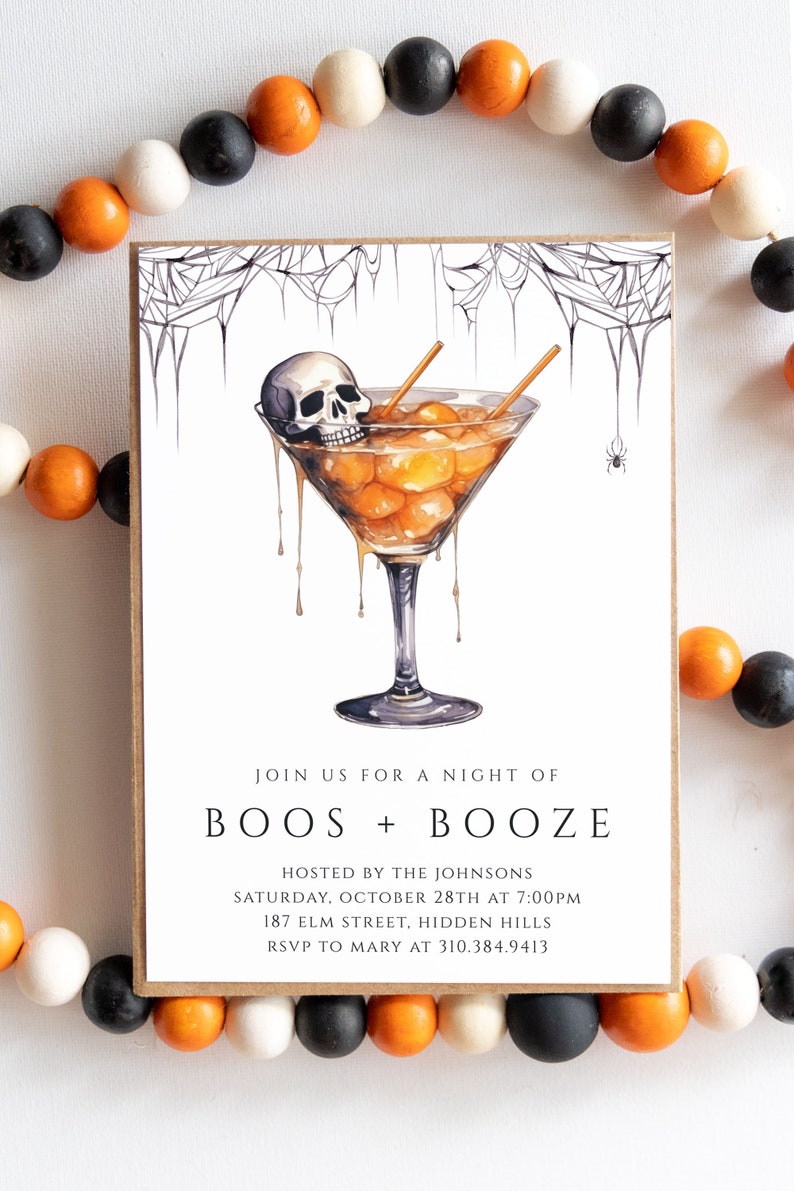 Pu&ograve; includere: Invito a una festa di Halloween con un'illustrazione di cocktail inquietante. Il cocktail &egrave; un bicchiere da martini con un teschio che galleggia al suo interno e ciliegie maraschino arancioni. Il testo recita "Join us for a night of boos + booze. Hosted by the Johnsons. Saturday, October 28th at 7:00pm. 187 Elm Street, Hidden Hills. RSVP to Mary at 310.384.9413"