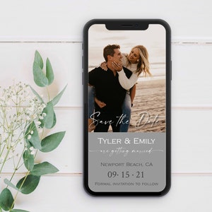 Könnte beinhalten: Eine Save-the-Date-Ankündigung für eine Hochzeit. Ein Paar ist auf einem Foto am Strand abgebildet. Der Text lautet "Save the Date", "Tyler & Emily", "are getting married", "Newport Beach, CA", "09.15.21" und "Formal Invitation to Follow".
