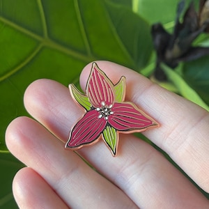 Rode emaille pin trillium