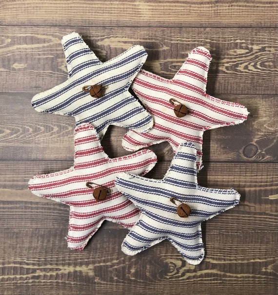 Handgemachte rote und blaue Inlett-Stoffsterne, rustikale Sterne