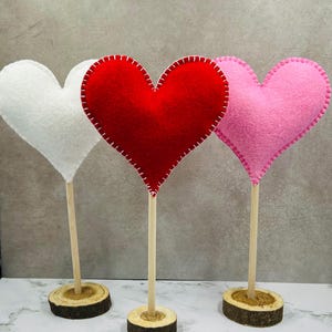 Hoge staande vilten harten, kerstdecor, valentijnsharten, valentijnsmanteldecor set van 3