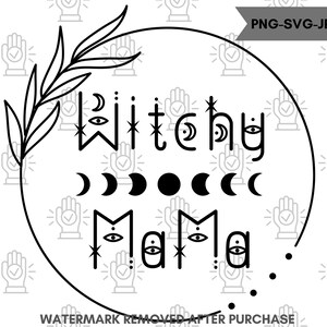 Könnte beinhalten: Schwarz-weiß-Illustration eines Kreises mit dem Text "Witchy Mama" darin. Der Text ist mit Monden, Sternen und Augen stilisiert. Ein Blattzweig befindet sich auf der linken Seite des Kreises.