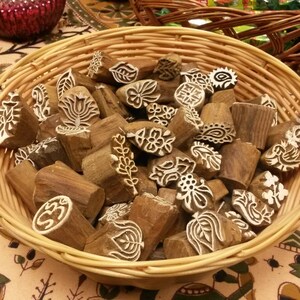 "Packung mit 100 Fair-Trade-Stempeln aus geschnitztem Holz, klein, 1-2 cm, gemischtes Design