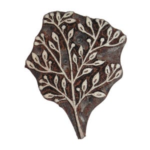 Peut inclure: Un bloc d'impression en bois fait à la main avec un motif botanique. Le bloc présente un fond marron foncé avec un motif d'arbre et de feuilles blanc stylisé. Le bloc a la forme d'une feuille.