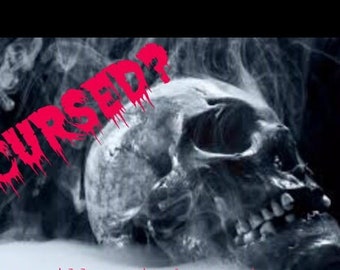 Pode incluir: Uma caveira preta e branca com uma sobreposição de texto vermelho que pinga que diz "CURSED?" A caveira está cercada por fumaça.