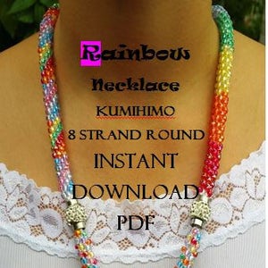 Op de afbeelding: Regenboog Kumihimo kettingpatroon, 8 strengen rond, direct download PDF. De ketting is gemaakt van kleurrijke kralen en heeft een knoop aan de onderkant.