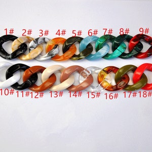 Puede incluir: Una cadena de 18 eslabones de pl&aacute;stico de colores. Los eslabones son de varios colores, incluyendo negro, blanco, naranja, marr&oacute;n, verde, azul y rojo. La cadena est&aacute; numerada del 1 al 18.