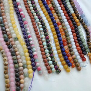 Puede incluir: Surtido de cuentas de piedras preciosas de colores, incluyendo verde, azul, rojo, marr&oacute;n y blanco. Las cuentas est&aacute;n enhebradas en un hilo y est&aacute;n listas para la elaboraci&oacute;n de joyas.