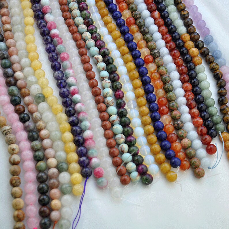 Puede incluir: Surtido de cuentas de piedras preciosas de colores, incluyendo verde, azul, rojo, marr&oacute;n y blanco. Las cuentas est&aacute;n enhebradas en un hilo y est&aacute;n listas para la elaboraci&oacute;n de joyas.