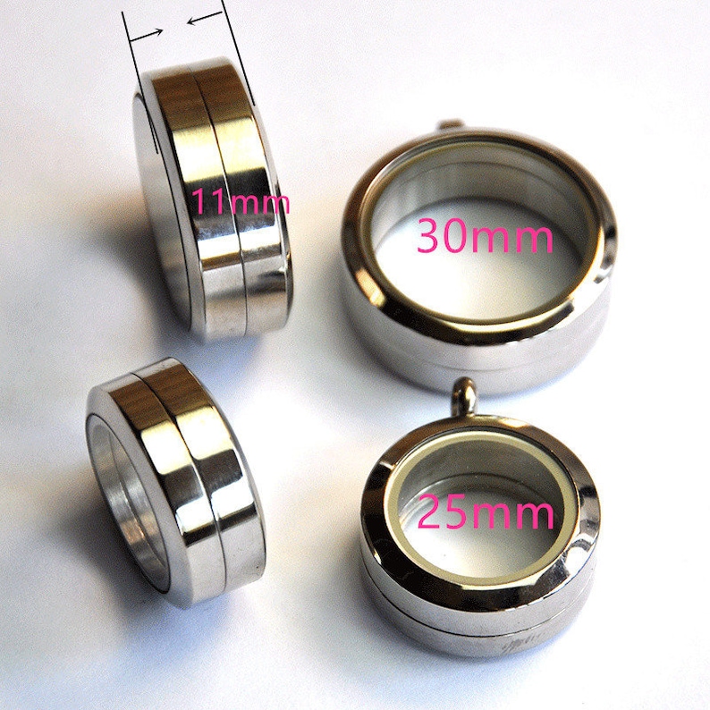 Puede incluir: Cuatro colgantes de medall&oacute;n de plata con inserciones de vidrio transparente. Los medallones tienen un di&aacute;metro de 11 mm, 25 mm y 30 mm.