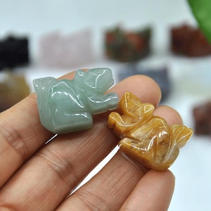 Estatueta de pedra de esquilo de pedra preciosa natural de 1 polegada, totem de pedra preciosa esculpida à mão, espírito animal colecionável, decoração de casa de cura, pedra preciosa animal