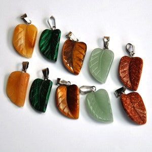 自然な葉の形に彫刻されたルースジェムストーンペンダント、花嫁介添人へのギフト、天使のジュエリー、クリスタルペンダント、ウェディングギフト、ジュエリー用の木の葉の彫刻