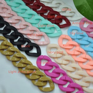 Puede incluir: Una variedad de eslabones de cadena de pl&aacute;stico en diferentes colores, incluyendo blanco, rojo oscuro, azul claro, rosa claro, negro, rosa antiguo, azul cielo, rosa coreano, rosa marfil y rosa intenso.