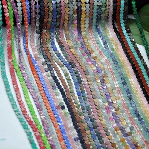 Puede incluir: Una colecci&oacute;n de cuentas en forma de coraz&oacute;n en varios colores, incluyendo rojo, verde, azul y rosa. Las cuentas est&aacute;n ensartadas, creando m&uacute;ltiples hebras. Las cuentas parecen ser de piedra o vidrio, y son adecuadas para la fabricaci&oacute;n de joyas.