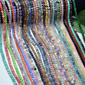 Puede incluir: Una colecci&oacute;n de cuentas en forma de coraz&oacute;n en varios colores, incluyendo verde, naranja, morado y azul. Las cuentas est&aacute;n ensartadas, creando un efecto en cascada. Las cuentas son probablemente para hacer joyas.