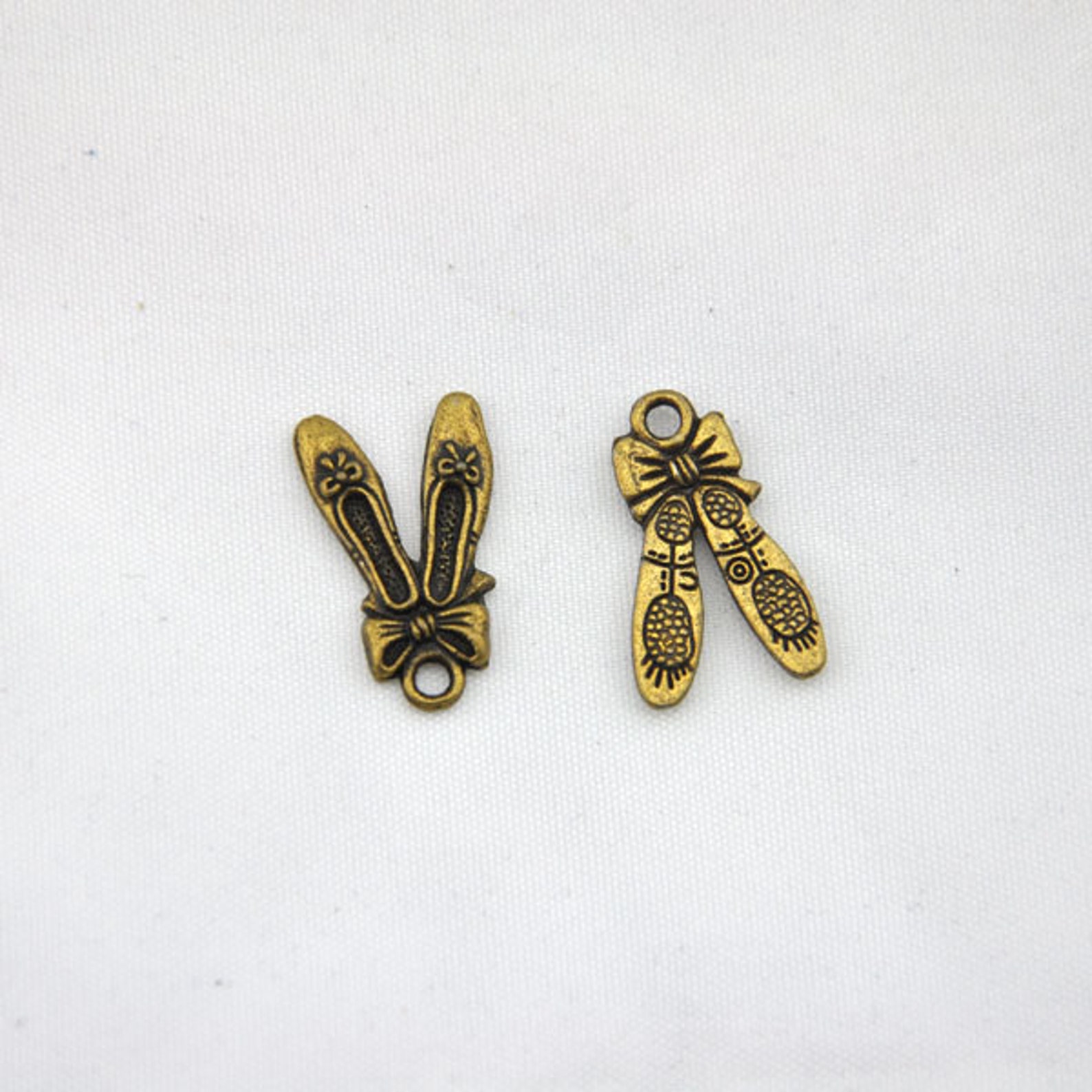 25 pcs of antique bronze ballet dancing shoes charm pendants---21*13mm----g127 25 pcs of antique bronze ballet dancing shoes charm pendants---21*13mm----g127