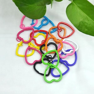 Peut inclure: Assortiment de porte-clés en métal en forme de cœur de différentes couleurs. Les porte-clés sont de différentes couleurs, notamment rouge, rose, jaune, vert, bleu et noir.