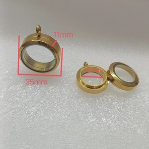 Puede incluir: Dos colgantes de medall&oacute;n de metal dorado con inserciones de vidrio transparente. El colgante m&aacute;s grande mide 25 mm de di&aacute;metro y 11 mm de alto. El colgante m&aacute;s peque&ntilde;o mide 18 mm de di&aacute;metro.