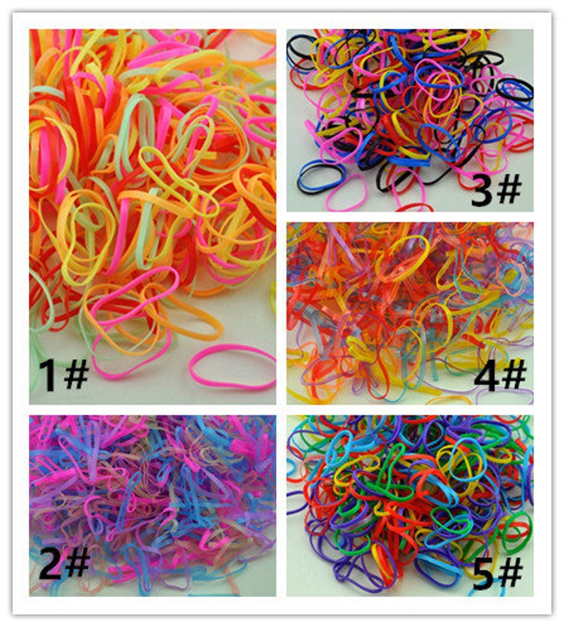Pu&ograve; includere: Cinque pile di elastici colorati. Ogni pila &egrave; etichettata con un numero da 1 a 5. Gli elastici sono di vari colori, tra cui rosso, blu, verde, giallo e rosa.