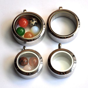Puede incluir: Cuatro colgantes de locket plateados con ventanas de vidrio. Un locket est&aacute; lleno de cinco piedras de colores. Los otros tres lockets est&aacute;n vac&iacute;os.