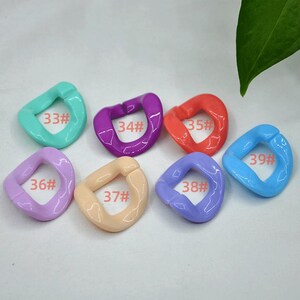 Puede incluir: Ocho pinzas para el pelo de pl&aacute;stico de colores en varias formas. Las pinzas son de los siguientes colores: azul claro, morado, rosa, melocot&oacute;n, rojo, azul claro y azul.