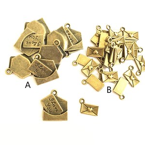 Encanto de la carta de amor---Bronce antiguo Colgantes de letras pequeñas, colgantes de encanto de sobre de te amo, accesorios de bricolaje para la fabricación de joyas --G255
