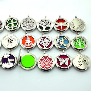 Puede incluir: Surtido de 18 colgantes de medallón plateados con varios diseños y colores. Los medallones son redondos y tienen un pequeño bucle en la parte superior para sujetar una cadena. Los diseños incluyen una libélula, un árbol, un corazón, una tortuga, un pavo real, una mariposa, una flor y más.