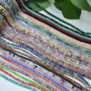 Puede incluir: Una colecci&oacute;n de cuentas de piedras preciosas de colores, cada una con forma de coraz&oacute;n, ensartadas en varios hilos. Las cuentas muestran una gama de colores, incluyendo verde, rosa, azul y marr&oacute;n. La imagen es un primer plano, mostrando los intrincados detalles de las cuentas en forma de coraz&oacute;n.