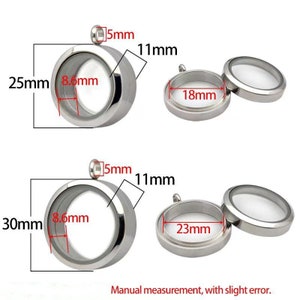 Puede incluir: Dos colgantes de medall&oacute;n de plata con inserciones de vidrio transparente. El medall&oacute;n de la izquierda tiene un di&aacute;metro de 25 mm y el medall&oacute;n de la derecha tiene un di&aacute;metro de 18 mm. Ambos medallones tienen una anilla de 5 mm.