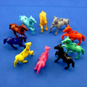 Colgante de caballo, colgante de plástico con dije de caballo, dijes de colores variados, dijes de poni de plástico, fabricación de joyas, abalorios, dije de chicle