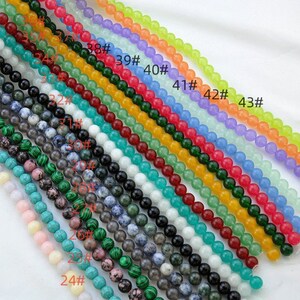 Puede incluir: 19 hileras de cuentas de diferentes colores y materiales, incluyendo turquesa, rosa, verde y negro. Cada hilera est&aacute; numerada del 24 al 43.