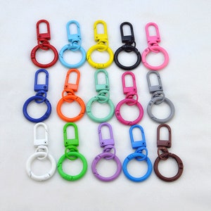 Puede incluir: Surtido de 15 llaveros met&aacute;licos de colores con cierre giratorio y anillo redondo. Los llaveros est&aacute;n disponibles en rojo, azul, azul claro, amarillo, negro, rosa, verde, naranja, turquesa, morado, blanco, verde lima, lavanda, azul claro y marr&oacute;n.