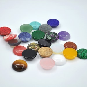 Peut inclure: Assortiment de 18 cabochons de pierres précieuses ronds, plats et polis dans différentes couleurs, notamment le rouge, le vert, le bleu, le violet, le marron, le blanc et le jaune. Les cabochons mesurent environ 2,5 cm de diamètre.