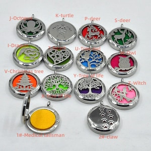 Könnte beinhalten: Ein Set aus 12 silberfarbenen Metall-Medaillon-Anhängern mit verschiedenen Designs, darunter eine Schildkröte, ein Hirsch, eine Eule, ein Lebensbaum und eine Hexe. Die Medaillons sind geöffnet und zeigen bunte Filzeinsätze mit verschiedenen Designs. Die Medaillons sind mit Buchstaben und Zahlen beschriftet.