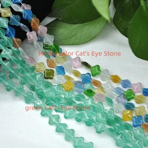 Puede incluir: Hileras de cuentas de piedra ojo de gato de colores en varias formas. Las cuentas son en tonos de verde, azul, amarillo, rosa y naranja. El texto "Mixed Color Cat's Eye Stone" y "green Cat's Eye Stone" es visible.