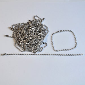 Puede incluir: Un mont&oacute;n de cadena de bolas plateadas, una cadena de bolas plateadas cuadrada y una cadena de bolas plateadas larga.