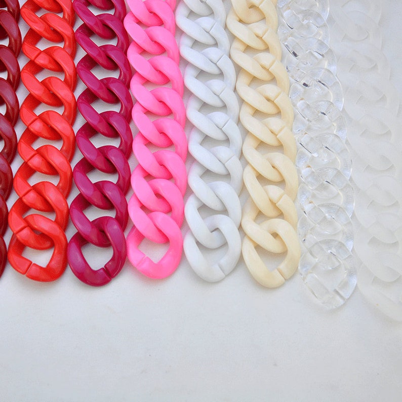 Puede incluir: Un conjunto de siete cadenas de pl&aacute;stico en varios colores, incluyendo rojo, rosa, blanco y transparente. Las cadenas son todas del mismo tama&ntilde;o y estilo, con un dise&ntilde;o grueso y con forma de eslab&oacute;n.