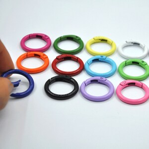 Puede incluir: Surtido de 12 llaveros met&aacute;licos de colores con cierre de resorte. Los llaveros son de varios colores, incluyendo azul, verde, rojo, naranja, amarillo, rosa, negro y blanco.