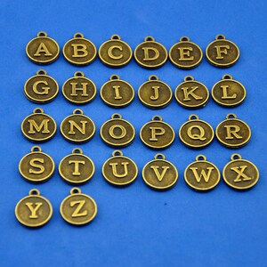 Venta al por mayor-1pcs-1sets26 letras de disco de piezas, amuletos del alfabeto de bronce antiguo, disco inicial, encanto de letra redonda, colgantes de carta, medallón de carta-1868