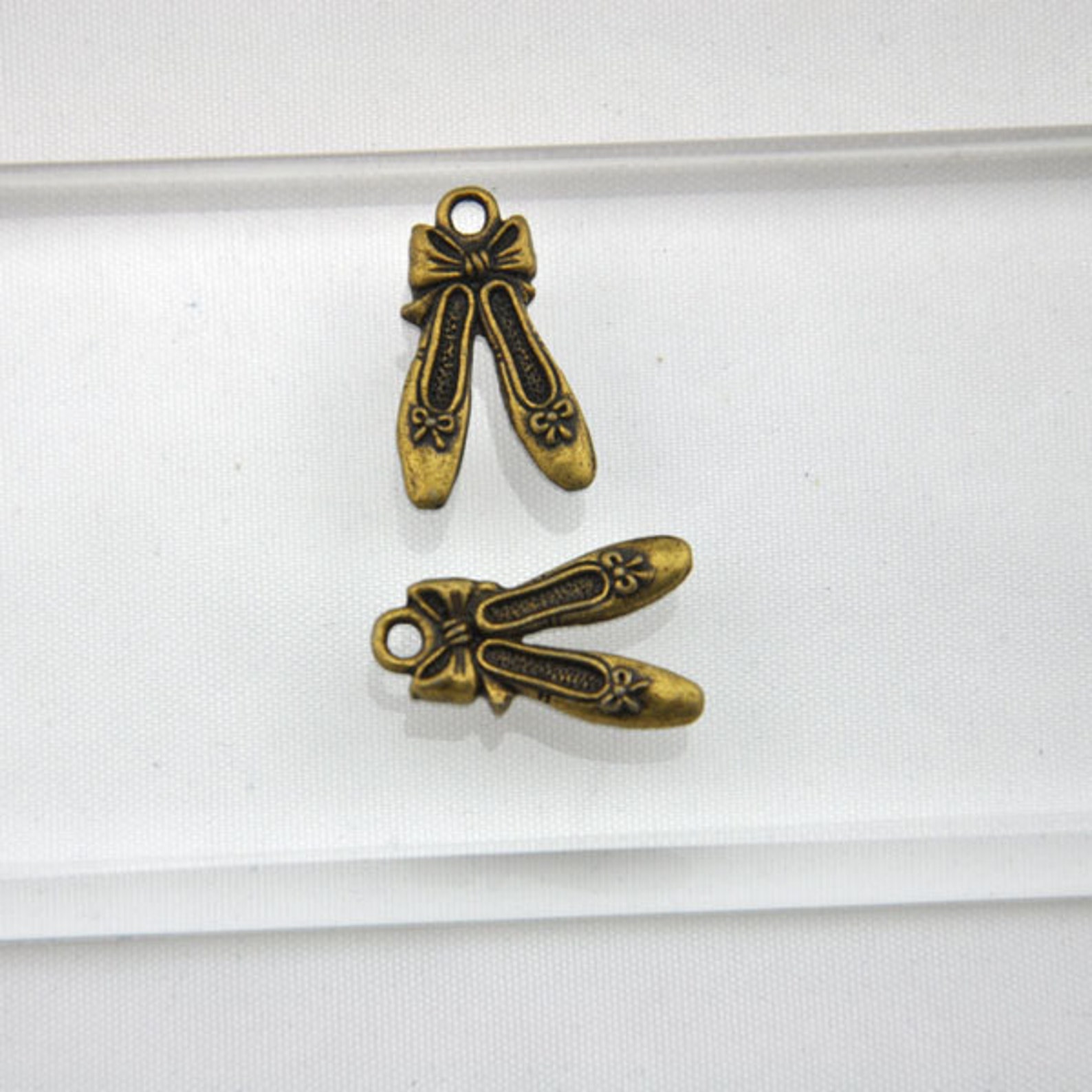 25 pcs of antique bronze ballet dancing shoes charm pendants---21*13mm----g127 25 pcs of antique bronze ballet dancing shoes charm pendants---21*13mm----g127