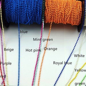 Peut inclure: Une variété de chaînettes de couleurs, y compris bleu, vert menthe, beige, rose bonbon, orange, blanc, bleu royal, jaune et vert.