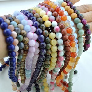 Puede incluir: Surtido de cuentas de piedras preciosas de colores, incluyendo azul, verde, morado, rosa y amarillo. Las cuentas est&aacute;n enhebradas en un hilo blanco y est&aacute;n listas para la elaboraci&oacute;n de joyas.