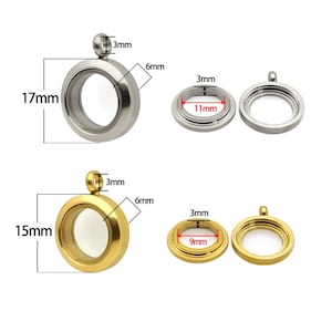 Op de afbeelding: Twee zilveren en twee gouden locket hangers met een transparante glazen inzet. De zilveren locket is 17 mm in diameter en de gouden locket is 15 mm in diameter. Elke locket heeft een 3 mm bail en een opening met een diameter van 6 mm.