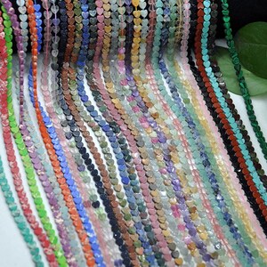 Puede incluir: Hilos de cuentas en forma de coraz&oacute;n en varios colores, incluyendo rojo, verde, azul y morado. Las cuentas est&aacute;n ensartadas, creando un efecto de cascada. Las cuentas parecen estar hechas de piedras preciosas o materiales similares.