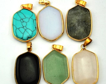 Puede incluir: Seis colgantes chapados en oro con piedras preciosas de diferentes colores. Los colgantes son de forma ovalada y tienen un marco chapado en oro. Las piedras preciosas son turquesa, blanca, gris, negra, verde y rosa.