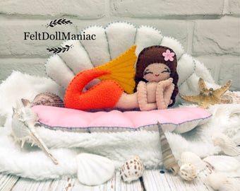 Filzmuster. Liegende Meerjungfrau. Mit ihrem Muschelbett. Filzpuppe. PDF Schnittmuster und Tutorial. Meerjungfrau Muster. Die kleine Meerjungfrau.