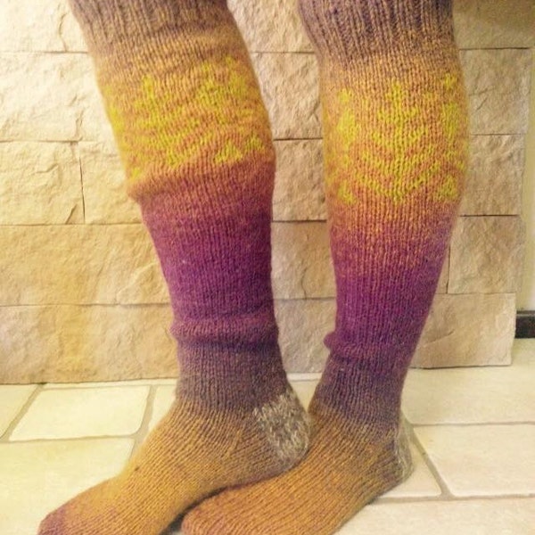 Patterned knee high socks. Sheep wool socks. Knitted socks in handmade. Latvian wool.  Size: 38/40 (EUR);  5-6,5 (UK); 7-8,5 (US)
